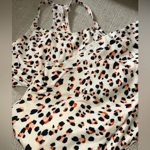 *Full Set* Sage Sports Bra and Leggings Set in Leopard Print; size XS